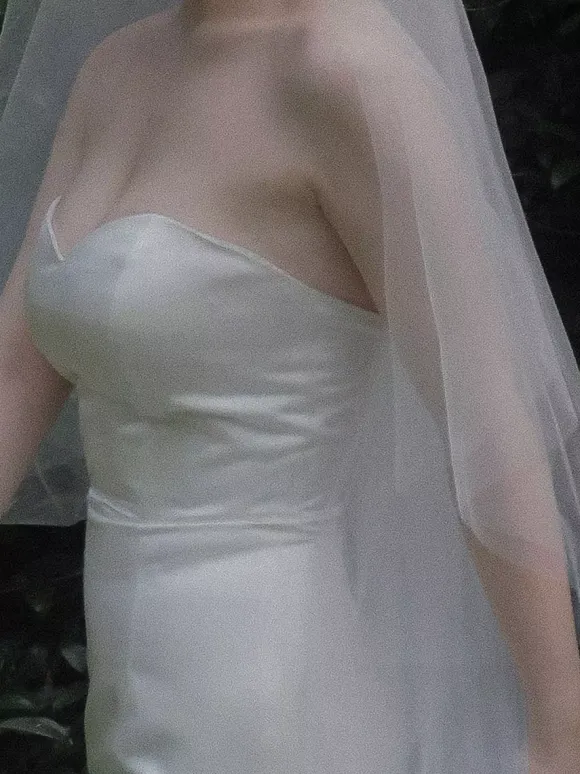 Accessoires de voiles de mariage à deux niveaux non inclus. Voiles de mariée classiques bord crayon