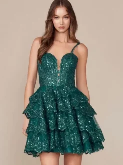 Avec robe de soirée courte à décolleté court et paillettes