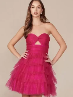 Avec robe de soirée courte en tulle découpé avec décolleté court