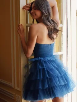 Avec robe de soirée courte en tulle découpé avec décolleté court