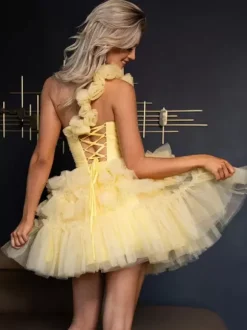 Avec robe de soirée courte asymétrique en tulle à fleurs