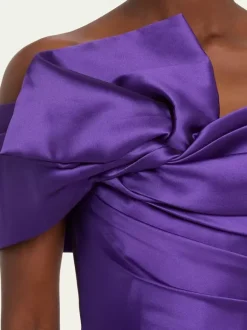Avec robe de cocktail élégante longueur cheville gaine épaules dénudées tissu satiné plissé