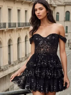 Avec robe de soirée courte en dentelle à découpes et décolleté en c艙ur