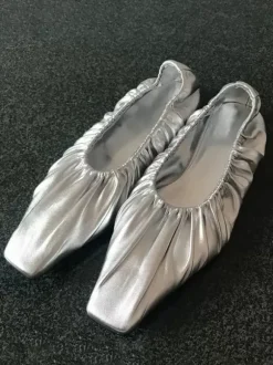 Ballerines argentées chaussures plates plissées à bout carré