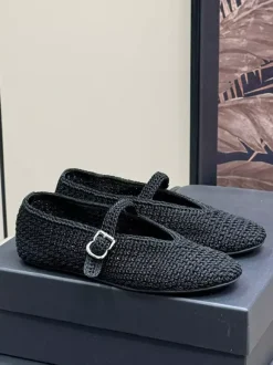 Ballerines noires à bout rond et boucle décorative