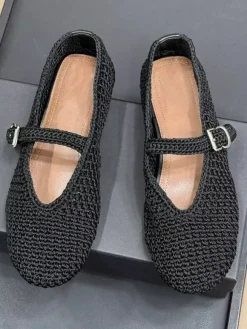 Ballerines noires à bout rond et boucle décorative