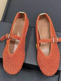 Ballerines noires à bout rond et boucle décorative