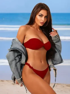 Bikini bandeau uni à volants pour la plage en été 2026