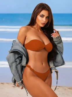 Bikini bandeau uni à volants pour la plage en été 2026