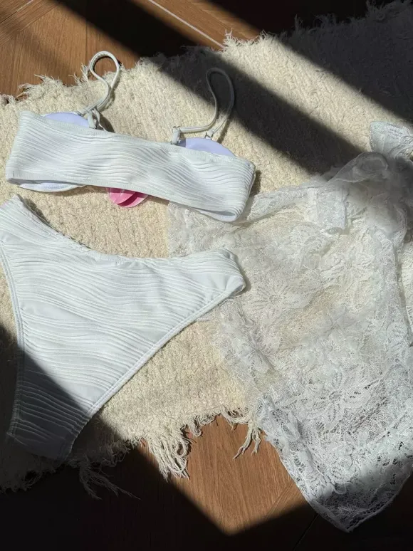 Bikini à motifs floraux et cache-maillot en dentelle pour la plage d'été 2026