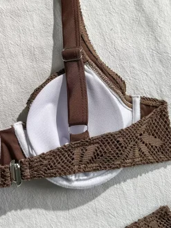 Bikini 3 pièces en dentelle crochetée à motif de feuilles avec jupe paréo