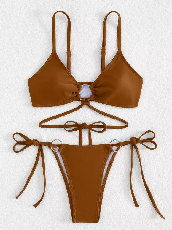 Bikini uni avec détails sur le devant et liens latéraux réglables pour l'été 2026