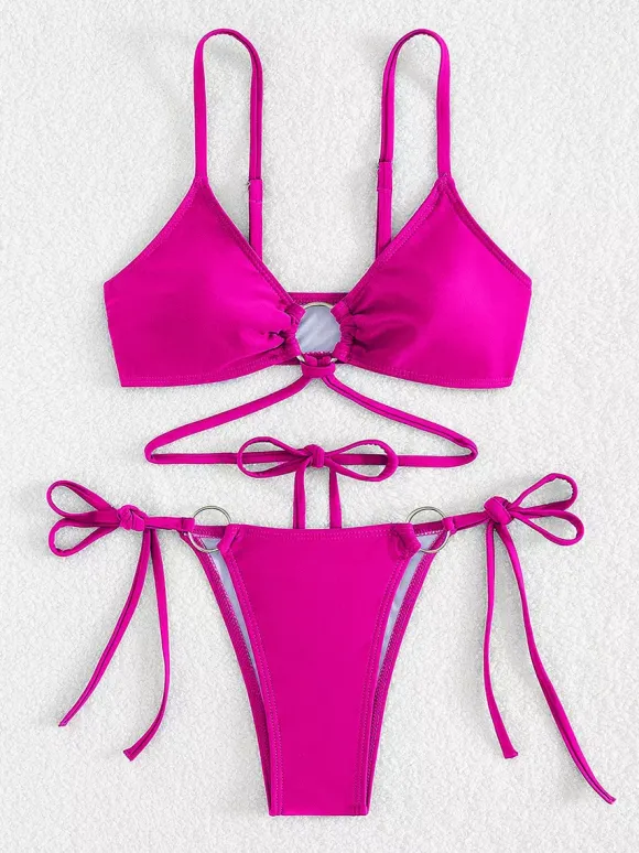 Bikini uni avec détails sur le devant et liens latéraux réglables pour l'été 2026