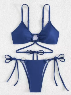 Bikini uni avec détails sur le devant et liens latéraux réglables pour l'été 2026