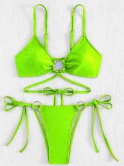 Bikini uni avec détails sur le devant et liens latéraux réglables pour l'été 2026