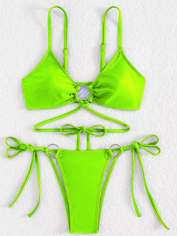 Bikini uni avec détails sur le devant et liens latéraux réglables pour l'été 2026
