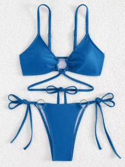 Bikini uni avec détails sur le devant et liens latéraux réglables pour l'été 2026