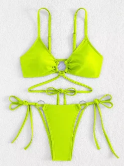 Bikini uni avec détails sur le devant et liens latéraux réglables pour l'été 2026