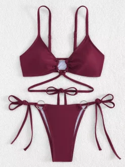 Bikini uni avec détails sur le devant et liens latéraux réglables pour l'été 2026