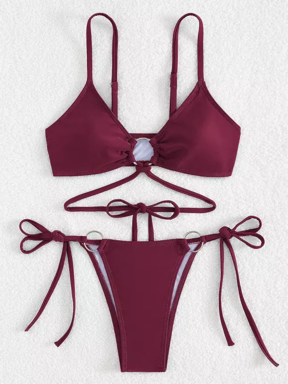 Bikini uni avec détails sur le devant et liens latéraux réglables pour l'été 2026