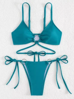 Bikini uni avec détails sur le devant et liens latéraux réglables pour l'été 2026