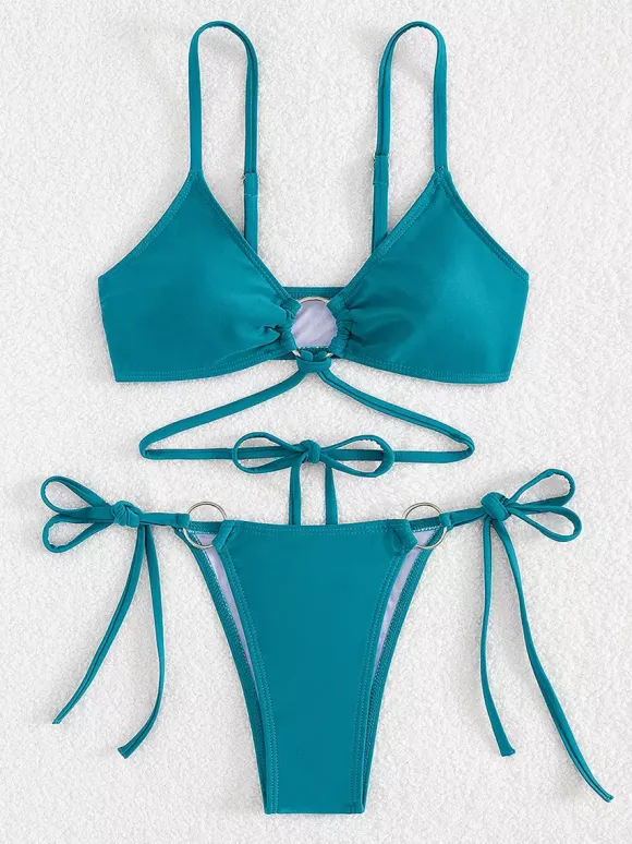 Bikini uni avec détails sur le devant et liens latéraux réglables pour l'été 2026