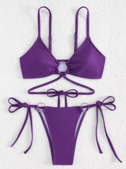 Bikini uni avec détails sur le devant et liens latéraux réglables pour l'été 2026