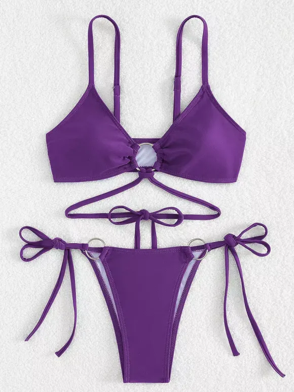 Bikini uni avec détails sur le devant et liens latéraux réglables pour l'été 2026