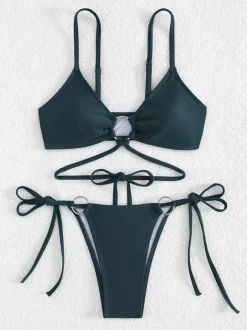 Bikini uni avec détails sur le devant et liens latéraux réglables pour l'été 2026