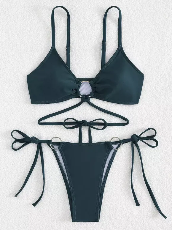 Bikini uni avec détails sur le devant et liens latéraux réglables pour l'été 2026