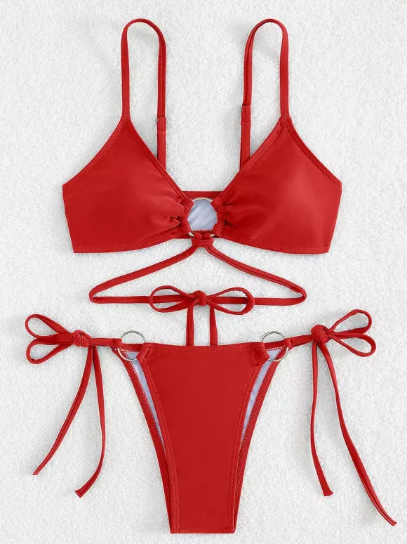 Bikini uni avec détails sur le devant et liens latéraux réglables pour l'été 2026