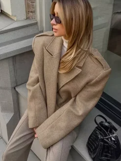 Blazer court pour femme couleur avoine à larges revers - Veste à épaulettes et coupe carrée - Tenues chics de printemps 2026