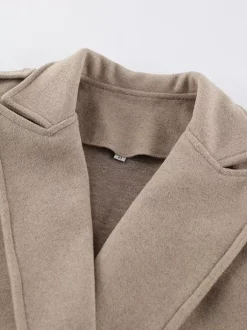 Blazer court pour femme couleur avoine à larges revers - Veste à épaulettes et coupe carrée - Tenues chics de printemps 2026