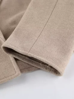 Blazer court pour femme couleur avoine à larges revers - Veste à épaulettes et coupe carrée - Tenues chics de printemps 2026