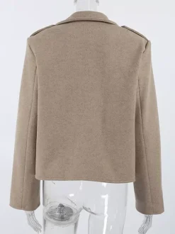 Blazer court pour femme couleur avoine à larges revers - Veste à épaulettes et coupe carrée - Tenues chics de printemps 2026