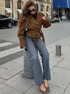 Blazer court en daim marron pour femme - Veste rétro à revers et ceinture à la taille coupe classique - Idées de tenues printanières vintage pour 2026