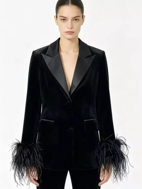 Blazer en velours satiné pour femme revers en satin et poignets ornés de plumes