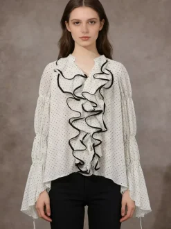 Blouse blanche pour femme col en V manches longues lacées et à volants.