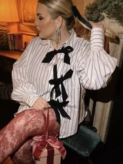 Blouse blanche pour femme col rabattu manches longues style décontracté avec n艙uds.