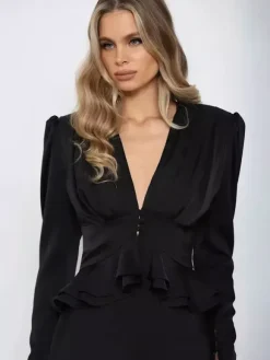 Blouse courte en satin à décolleté en V profond épaules bouffantes et ourlet à volants manches longues coupe ajustée