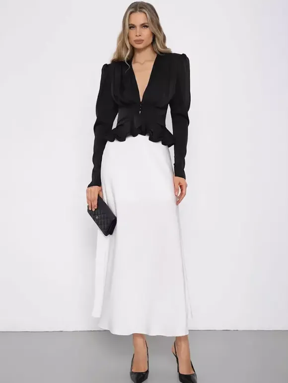 Blouse courte en satin à décolleté en V profond épaules bouffantes et ourlet à volants manches longues coupe ajustée