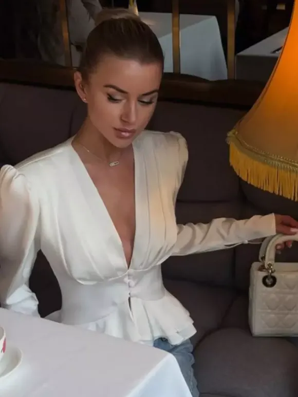Blouse courte en satin à décolleté en V profond épaules bouffantes et ourlet à volants manches longues coupe ajustée