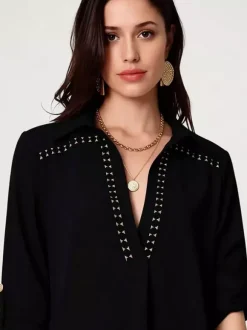 Blouse noire pour femme col en V boutons chics manches courtes découpées