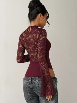 Body bordeaux en dentelle à manches évasées col montant découpe sur le devant top en résille florale transparente
