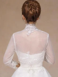 Boléro de mariage en dentelle ivoire ouvert devant