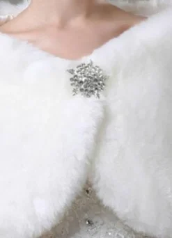 Boléro en fausse fourrure ivoire avec strass