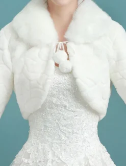 Boléro fête de mariage en angora ivoire avec pom pom