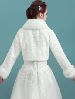 Boléro fête de mariage en angora ivoire avec pom pom