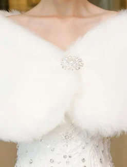 Boléro de mariée ivoire en fausse fourrure Accessoire de mariage