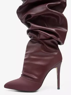 Bottes à talons hauts plissées et larges pour femmes en cuir noir brillant.